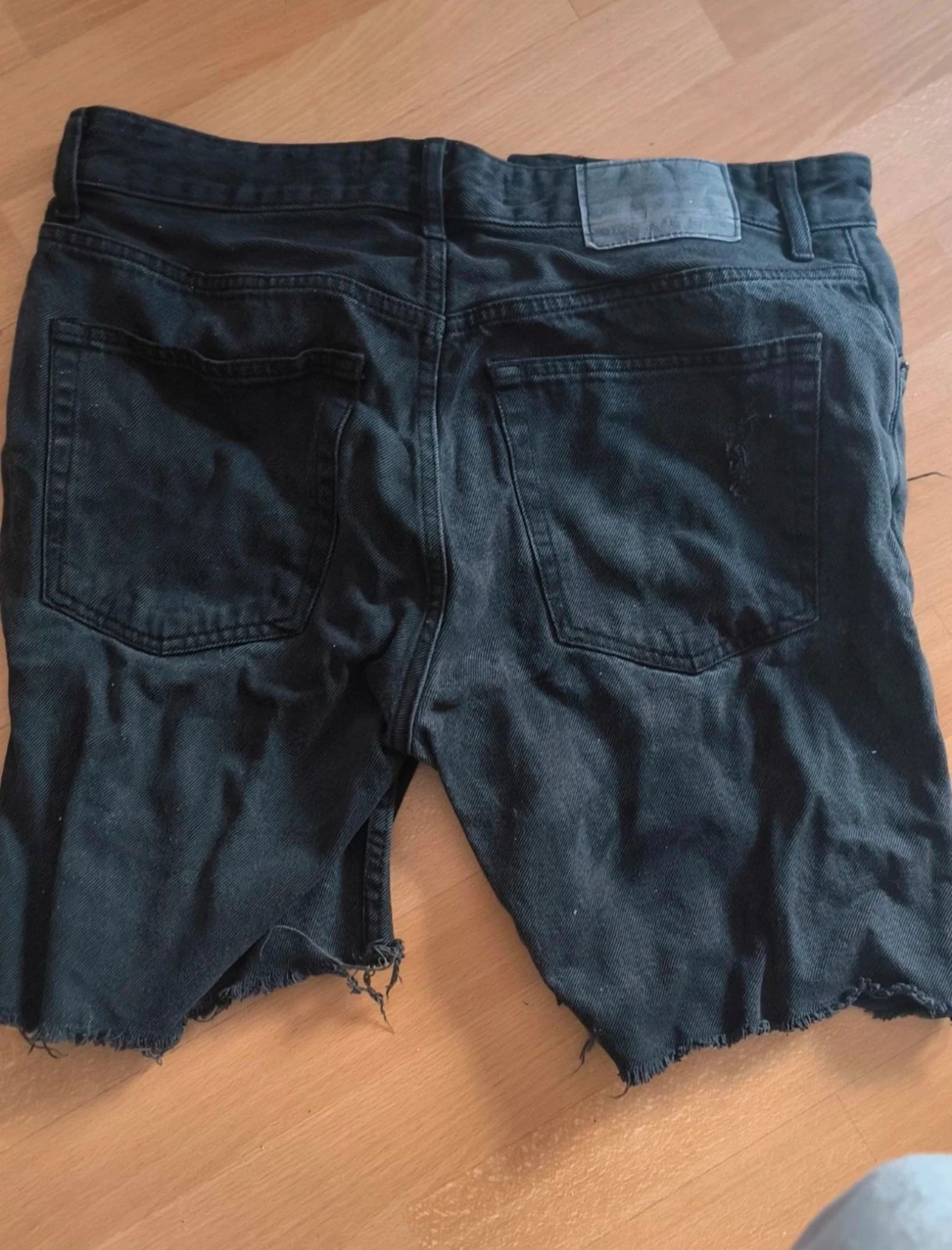 Bershka, short en jean noir déchiré – photo 3